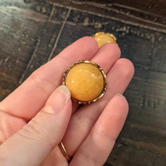 Vintage MCM Butterscotch Resin Brooch Clip-On Earrings Set Gold Tone Ornate Glam - Picture 6 of 9